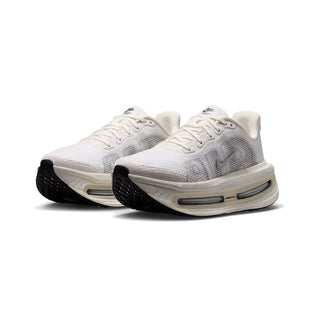 W NIKE VOMERO PREMIUM ESS MUJER IQ8102-101