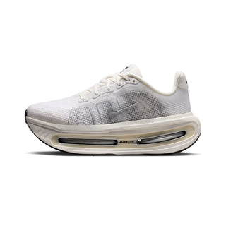 W NIKE VOMERO PREMIUM ESS MUJER IQ8102-101