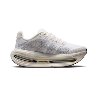 W NIKE VOMERO PREMIUM ESS MUJER IQ8102-101